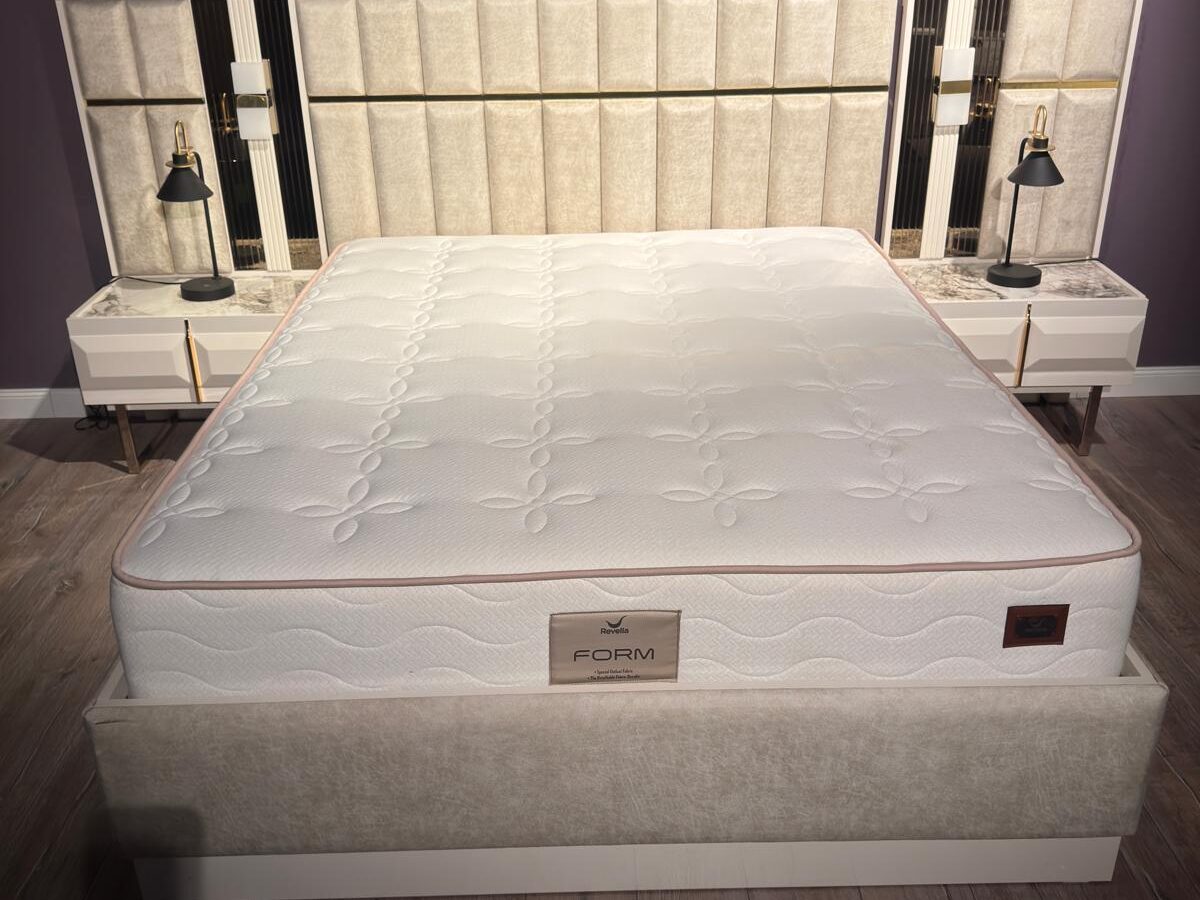 Pianno Bett + 2x Nachtkommode Bett: 160cmx200cm